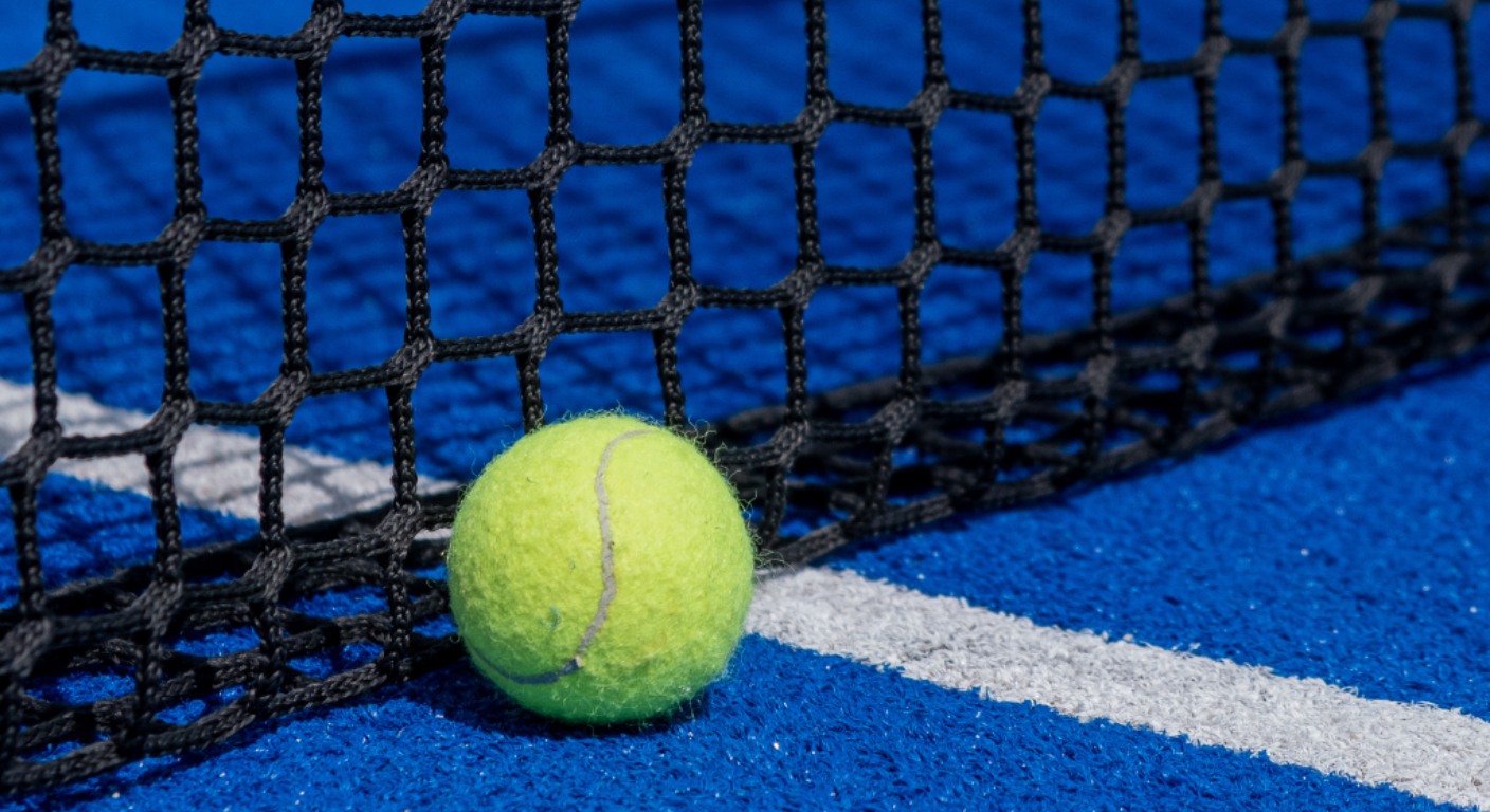 Jugadores de pádel en acción